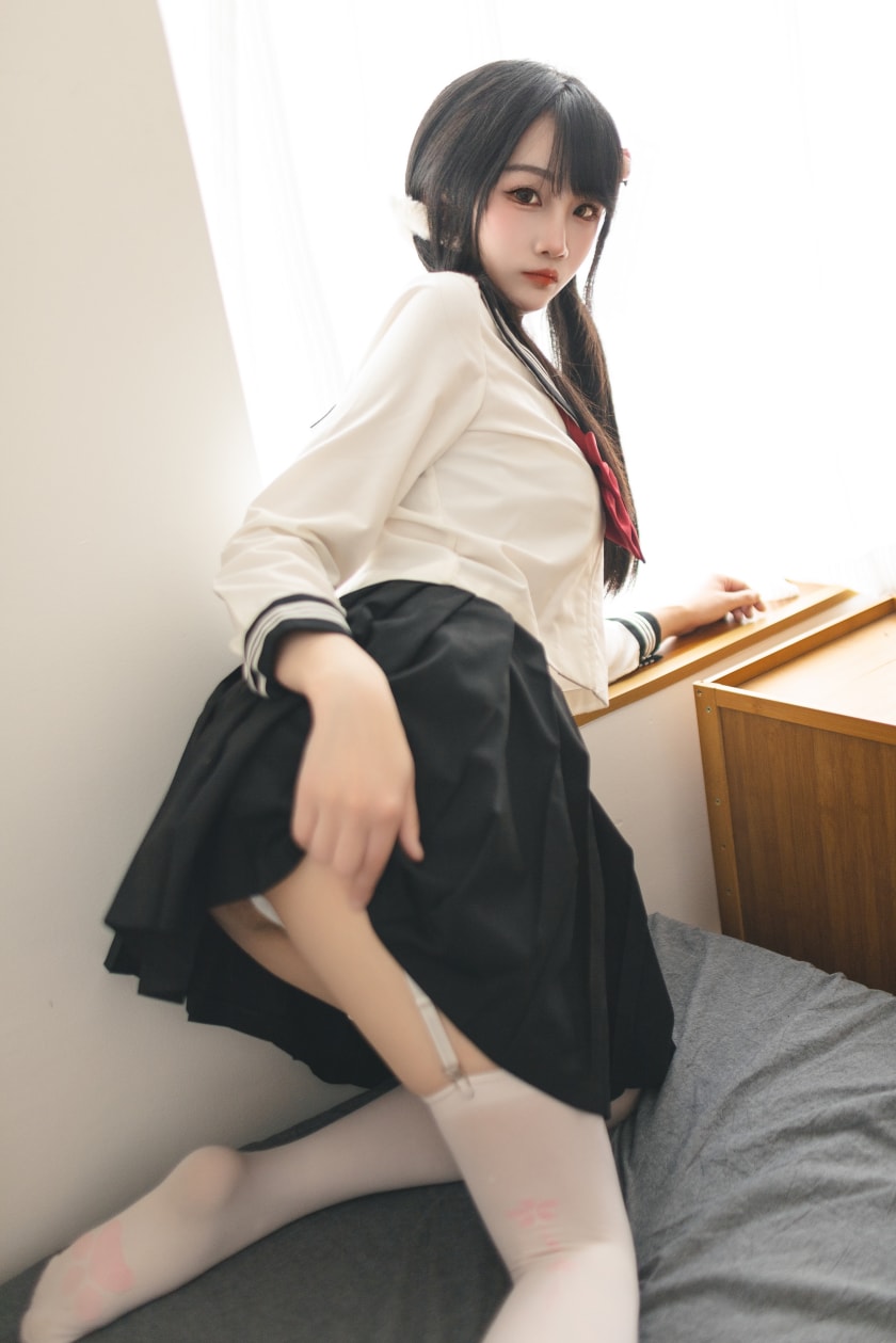 嗷呜酱 – 水手服cos照片
